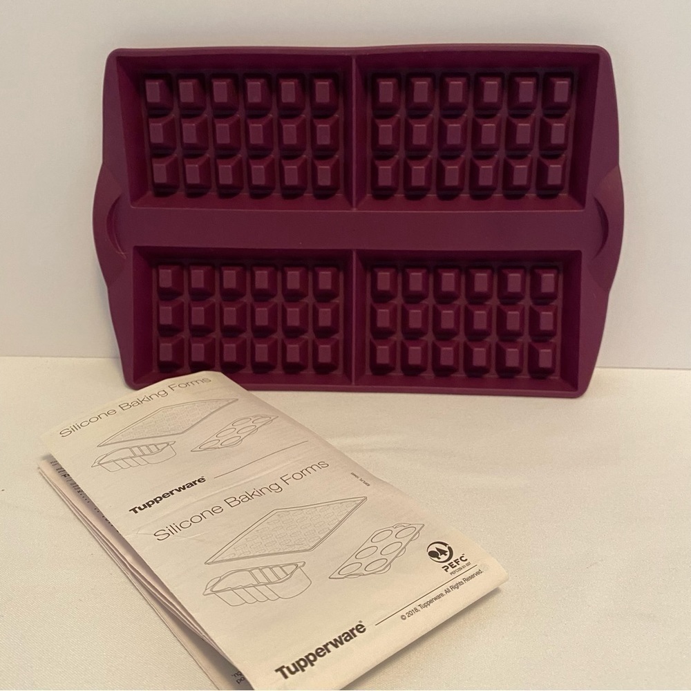 Tupperware Silicone Waffle Form Pan